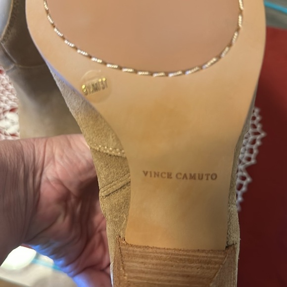Nwt Vince Camuto bootie. Size 6.5. Suede. Heel 2.5” - Picture 7 of 8